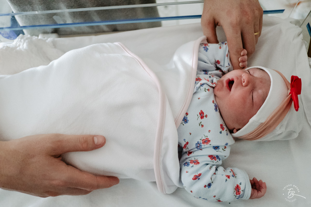 Histórias de nascimento em Florianopolis/SC. A chegada da Bia. Fotografia documental de parto. Ilha Maternidade. Thiago Braga Fotografia. 