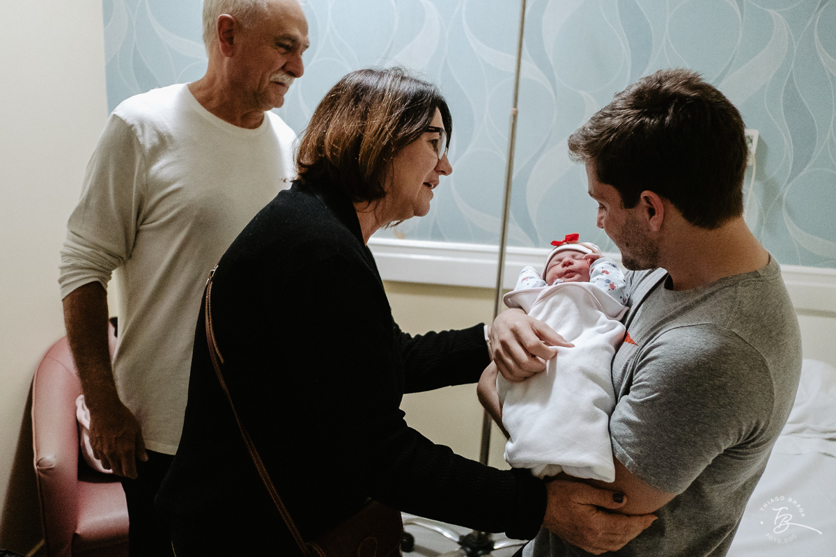 Histórias de nascimento em Florianopolis/SC. A chegada da Bia. Fotografia documental de parto. Ilha Maternidade. Thiago Braga Fotografia. 