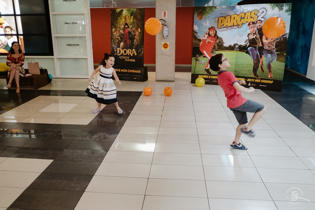 Fotografia documental de aniversario infantil. Um dia no cinema. Aniversário no cinesystem no shoping iguatemi em Florianopolis. 6 anos da Luisa. Familia Basso Guiyotoku.