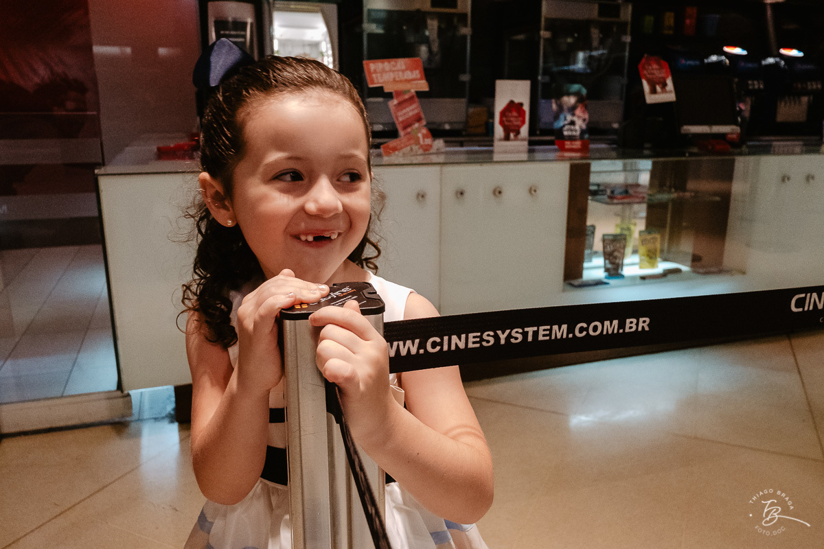 Fotografia documental de aniversario infantil. Um dia no cinema. Aniversário no cinesystem no shoping iguatemi em Florianopolis. 6 anos da Luisa. Familia Basso Guiyotoku.