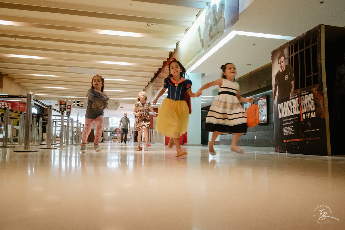 Fotografia documental de aniversario infantil. Um dia no cinema. Aniversário no cinesystem no shoping iguatemi em Florianopolis. 6 anos da Luisa. Familia Basso Guiyotoku.