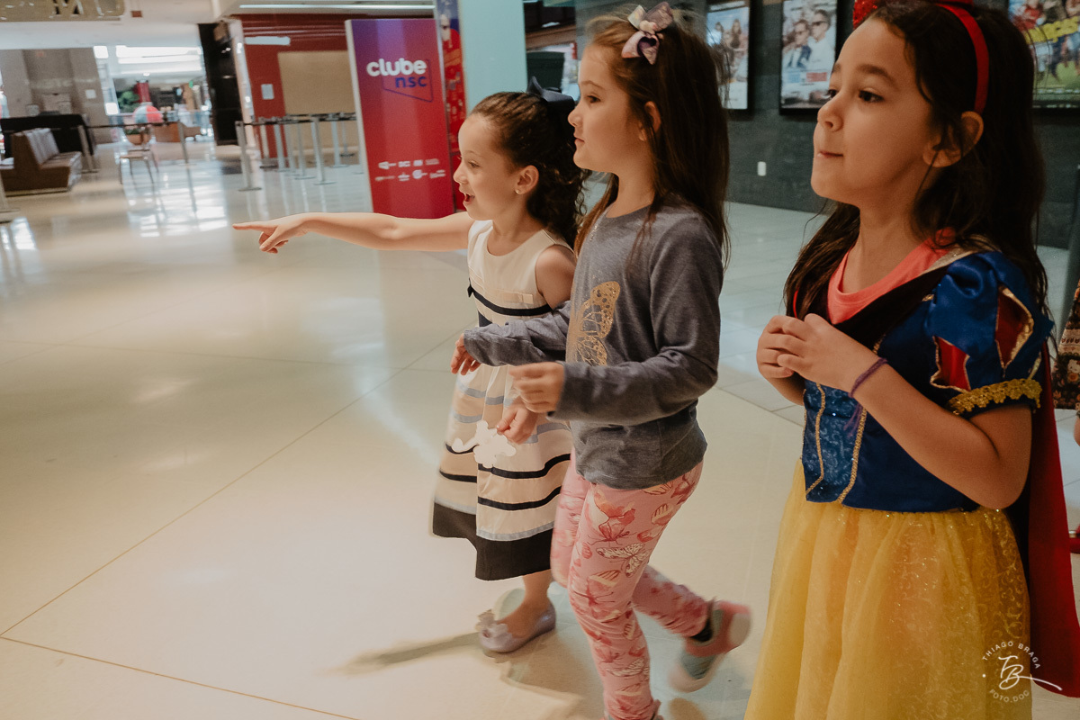 Fotografia documental de aniversario infantil. Um dia no cinema. Aniversário no cinesystemno shoping iguatemi em Florianopolis. 6 anos da Luisa. Familia Basso Guiyotoku.