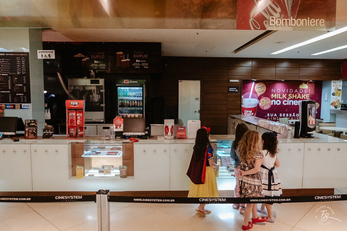 Fotografia documental de aniversario infantil. Um dia no cinema. Aniversário no cinesystemno shoping iguatemi em Florianopolis. 6 anos da Luisa. Familia Basso Guiyotoku.