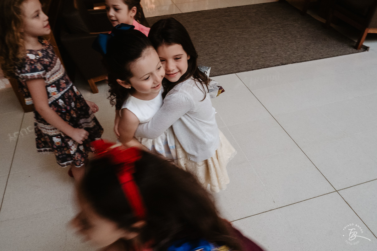 Fotografia documental de aniversario infantil. Um dia no cinema. Aniversário no cinesystem no shoping iguatemi em Florianopolis. 6 anos da Luisa. Familia Basso Guiyotoku.