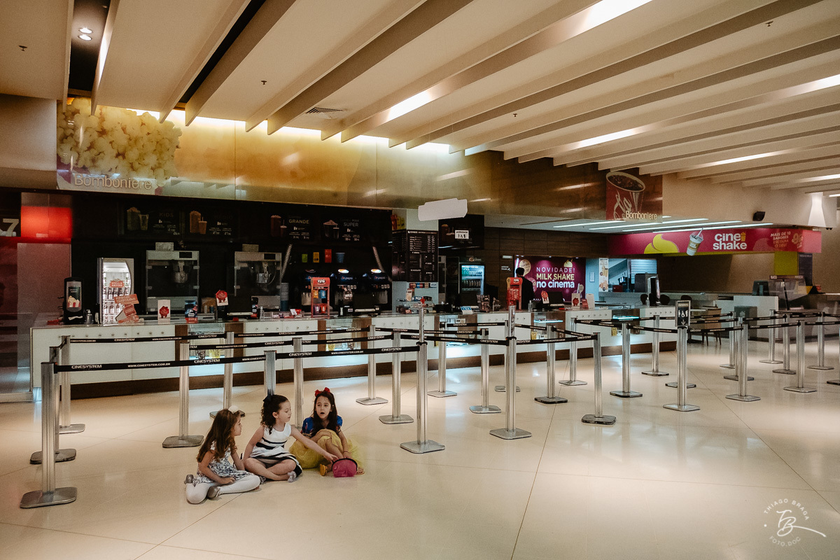 Fotografia documental de aniversario infantil. Um dia no cinema. Aniversário no cinemark no shoping iguatemi em Florianopolis. 6 anos da Luisa. Familia Basso Guiyotoku.