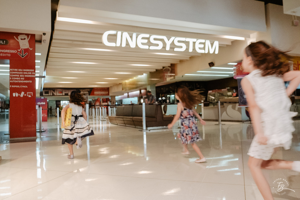 Fotografia documental de aniversario infantil. Um dia no cinema. Aniversário no cinemark no shoping iguatemi em Florianopolis. 6 anos da Luisa. Familia Basso Guiyotoku.