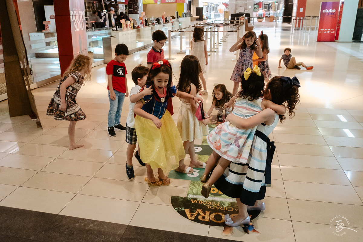 Fotografia documental de aniversario infantil. Um dia no cinema. Aniversário no cinemark no shoping iguatemi em Florianopolis. 6 anos da Luisa. Familia Basso Guiyotoku.