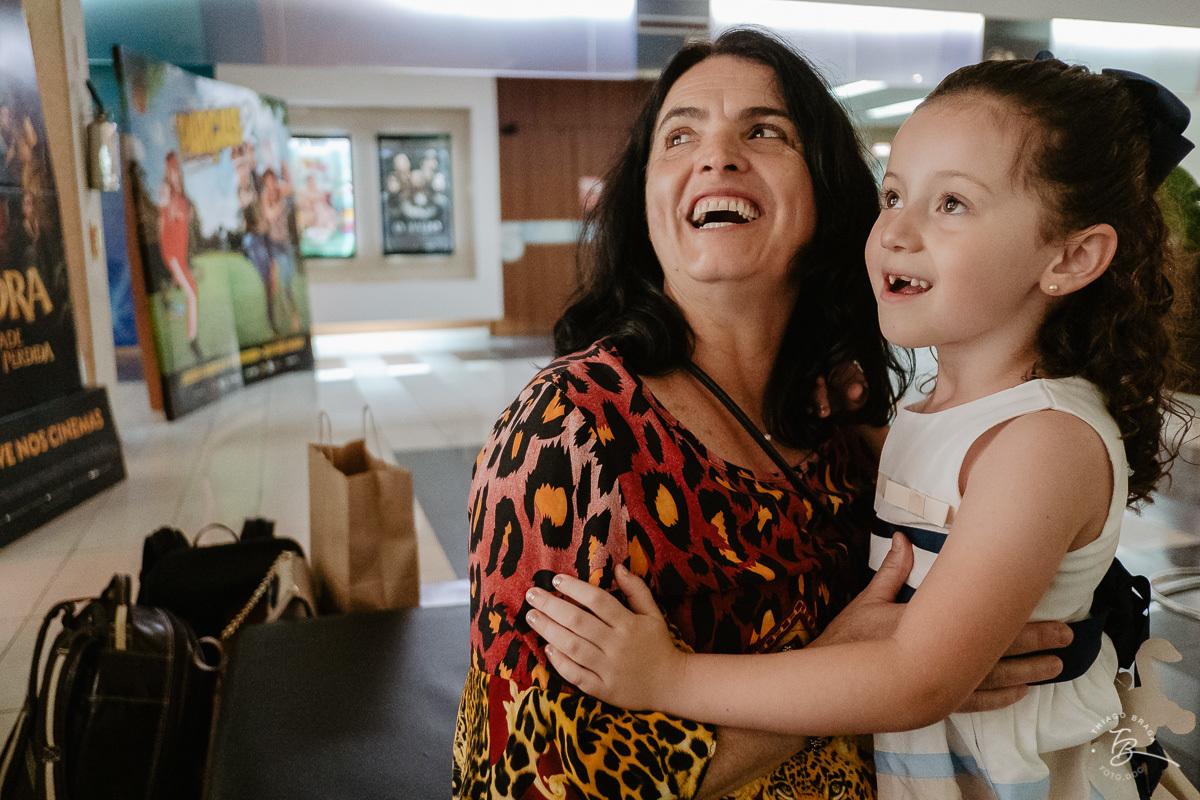 Fotografia documental de aniversario infantil. Um dia no cinema. Aniversário no cinemark no shoping iguatemi em Florianopolis. 6 anos da Luisa. Familia Basso Guiyotoku.