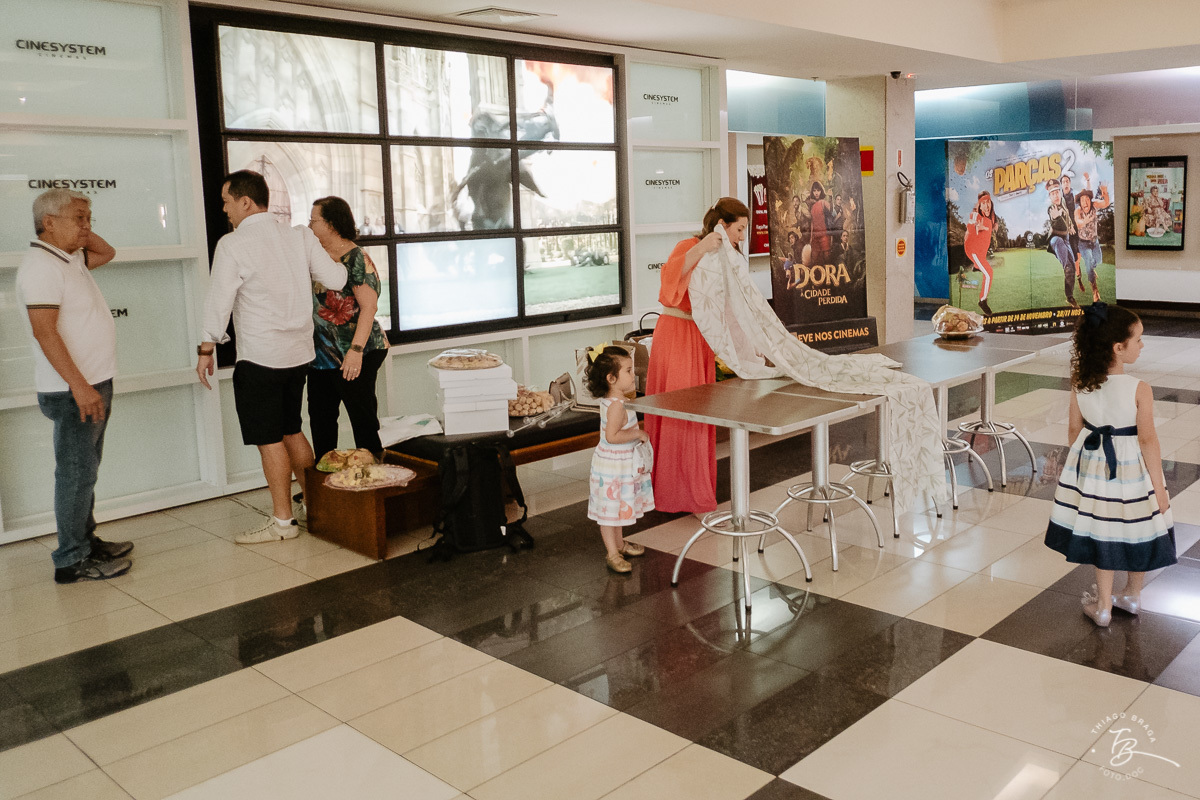 Fotografia documental de aniversario infantil. Um dia no cinema. Aniversário no cinesystem no shoping iguatemi em Florianopolis. 6 anos da Luisa. Familia Basso Guiyotoku.