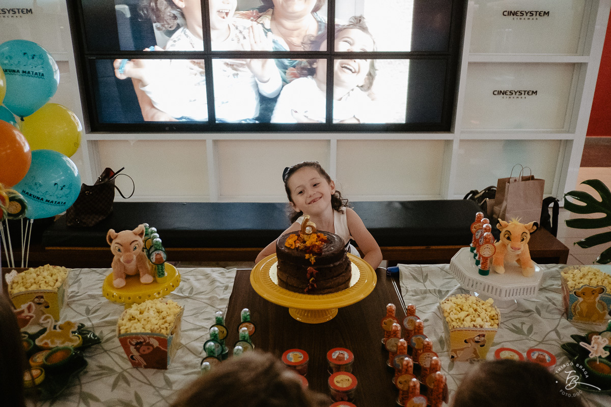 Fotografia documental de aniversario infantil. Um dia no cinema. Aniversário no cinemark no shoping iguatemi em Florianopolis. 6 anos da Luisa. Familia Basso Guiyotoku.