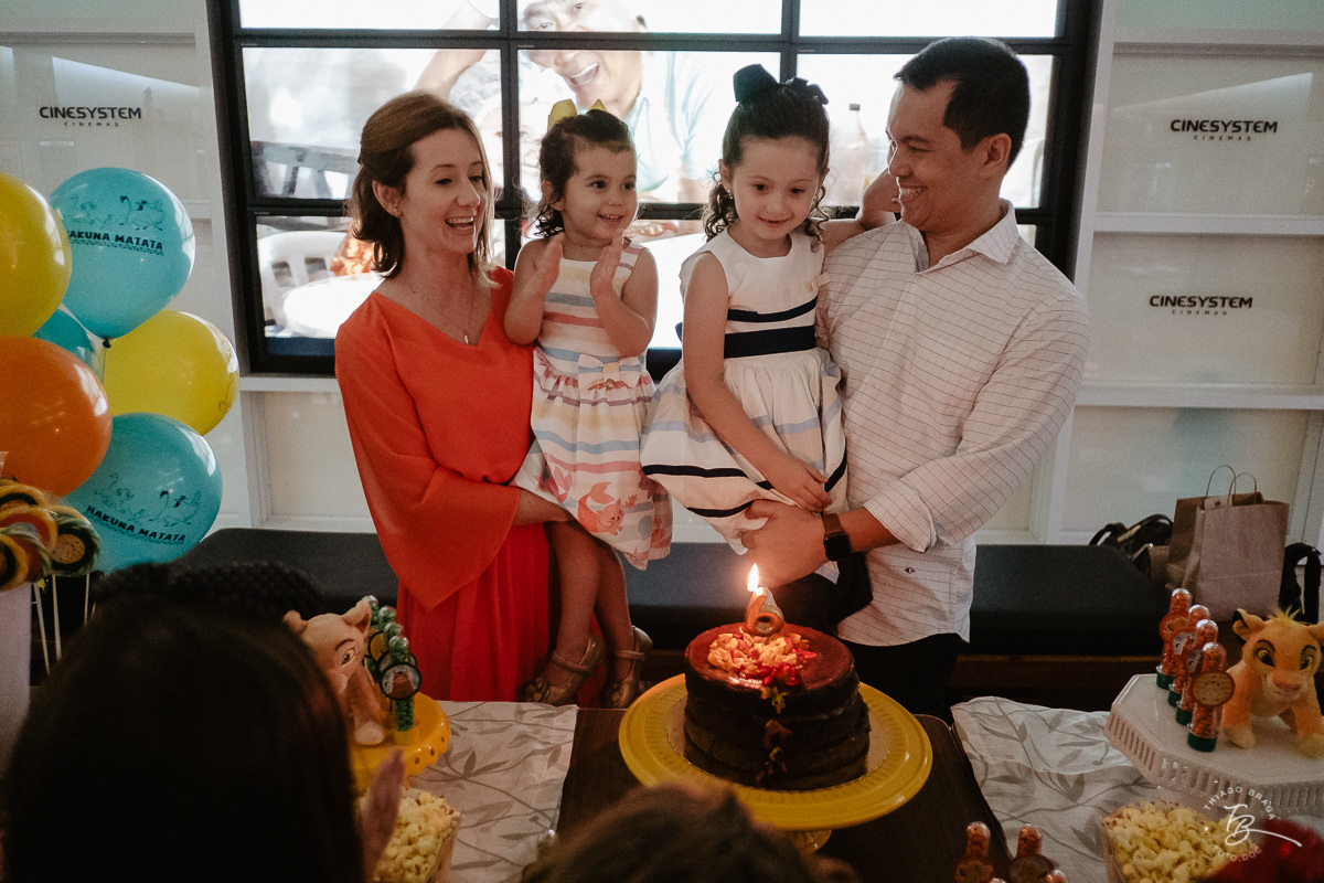 Fotografia documental de aniversario infantil. Um dia no cinema. Aniversário no cinemark no shoping iguatemi em Florianopolis. 6 anos da Luisa. Familia Basso Guiyotoku.