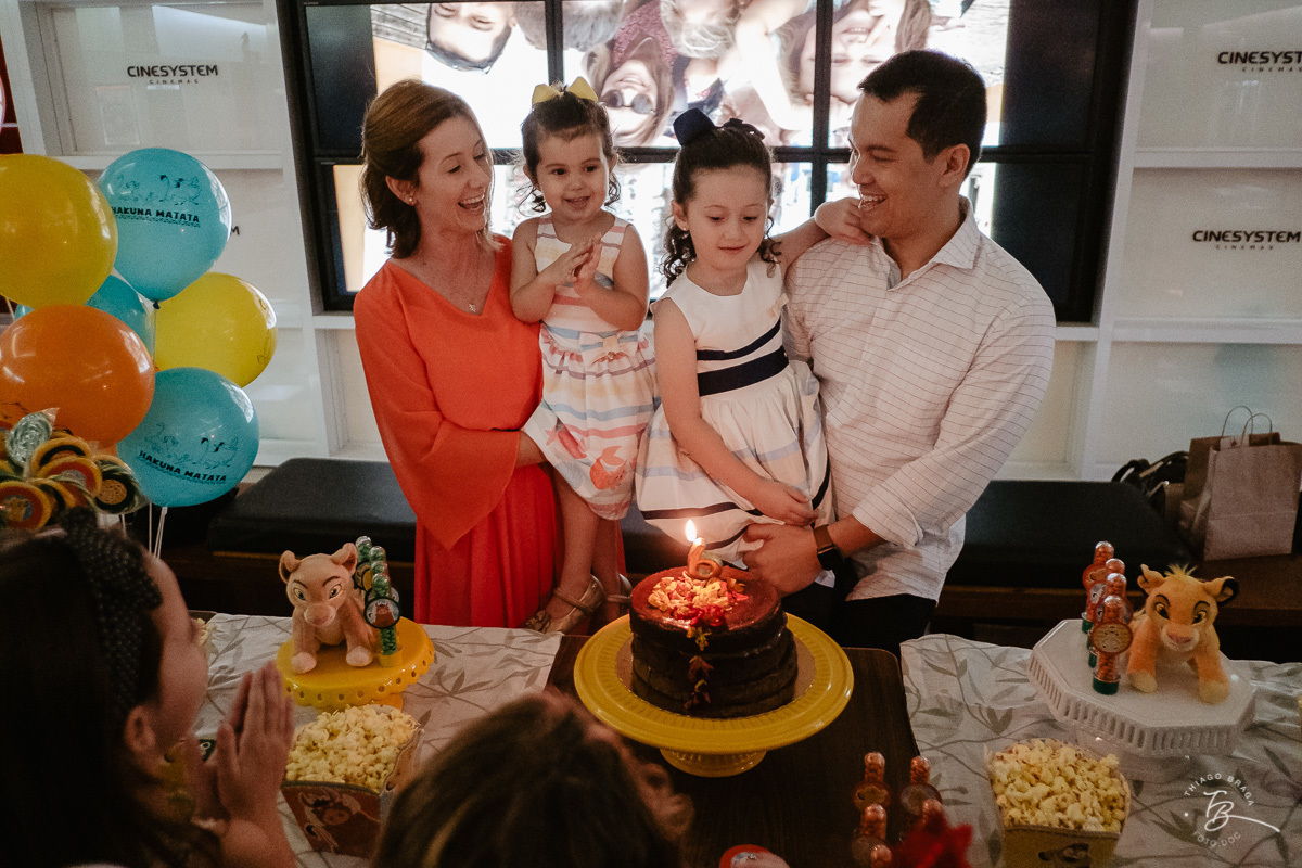 Fotografia documental de aniversario infantil. Um dia no cinema. Aniversário no cinemark no shoping iguatemi em Florianopolis. 6 anos da Luisa. Familia Basso Guiyotoku.