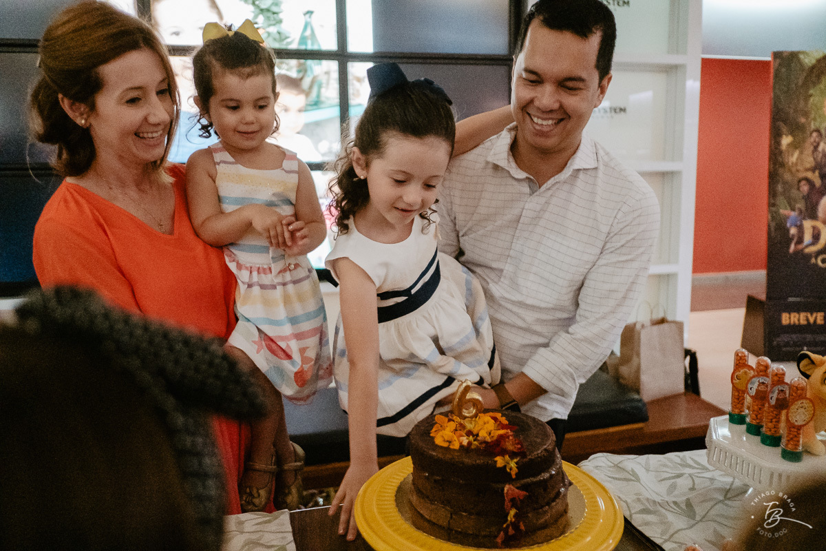 Fotografia documental de aniversario infantil. Um dia no cinema. Aniversário no cinemark no shoping iguatemi em Florianopolis. 6 anos da Luisa. Familia Basso Guiyotoku.
