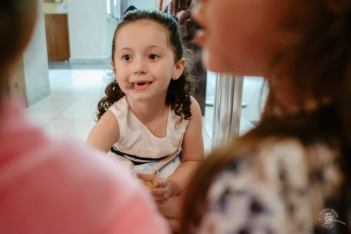 Fotografia documental de aniversario infantil. Um dia no cinema. Aniversário no cinemark no shoping iguatemi em Florianopolis. 6 anos da Luisa. Familia Basso Guiyotoku.