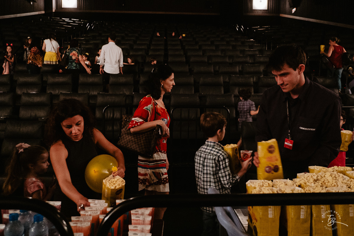 Fotografia documental de aniversario infantil. Um dia no cinema. Aniversário no cinemark no shoping iguatemi em Florianopolis. 6 anos da Luisa. Familia Basso Guiyotoku.