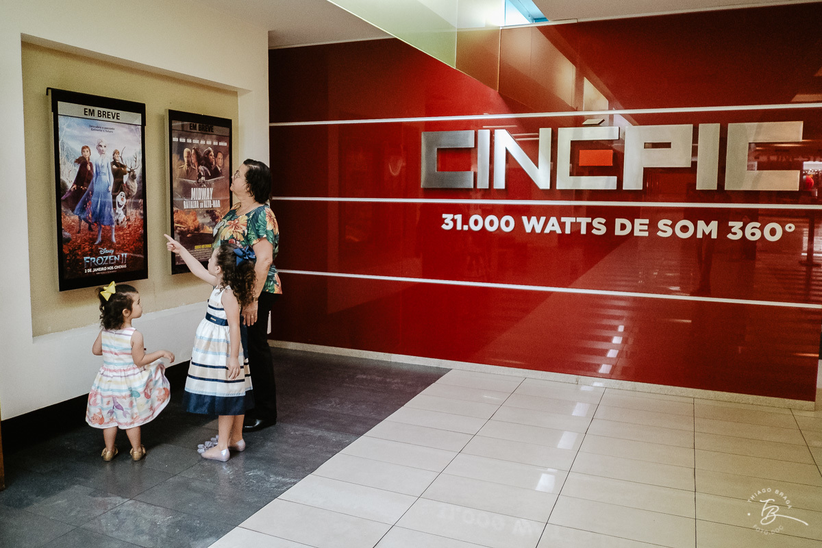 Fotografia documental de aniversario infantil. Um dia no cinema. Aniversário no cinesystem no shoping iguatemi em Florianopolis. 6 anos da Luisa. Familia Basso Guiyotoku.