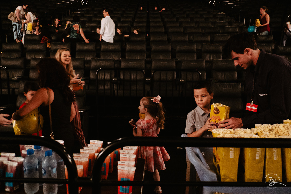 Fotografia documental de aniversario infantil. Um dia no cinema. Aniversário no cinemark no shoping iguatemi em Florianopolis. 6 anos da Luisa. Familia Basso Guiyotoku.