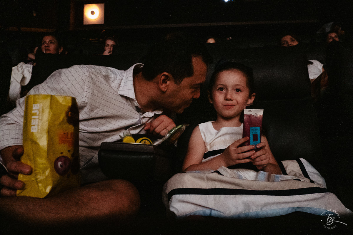 Fotografia documental de aniversario infantil. Um dia no cinema. Aniversário no cinemark no shoping iguatemi em Florianopolis. 6 anos da Luisa. Familia Basso Guiyotoku.