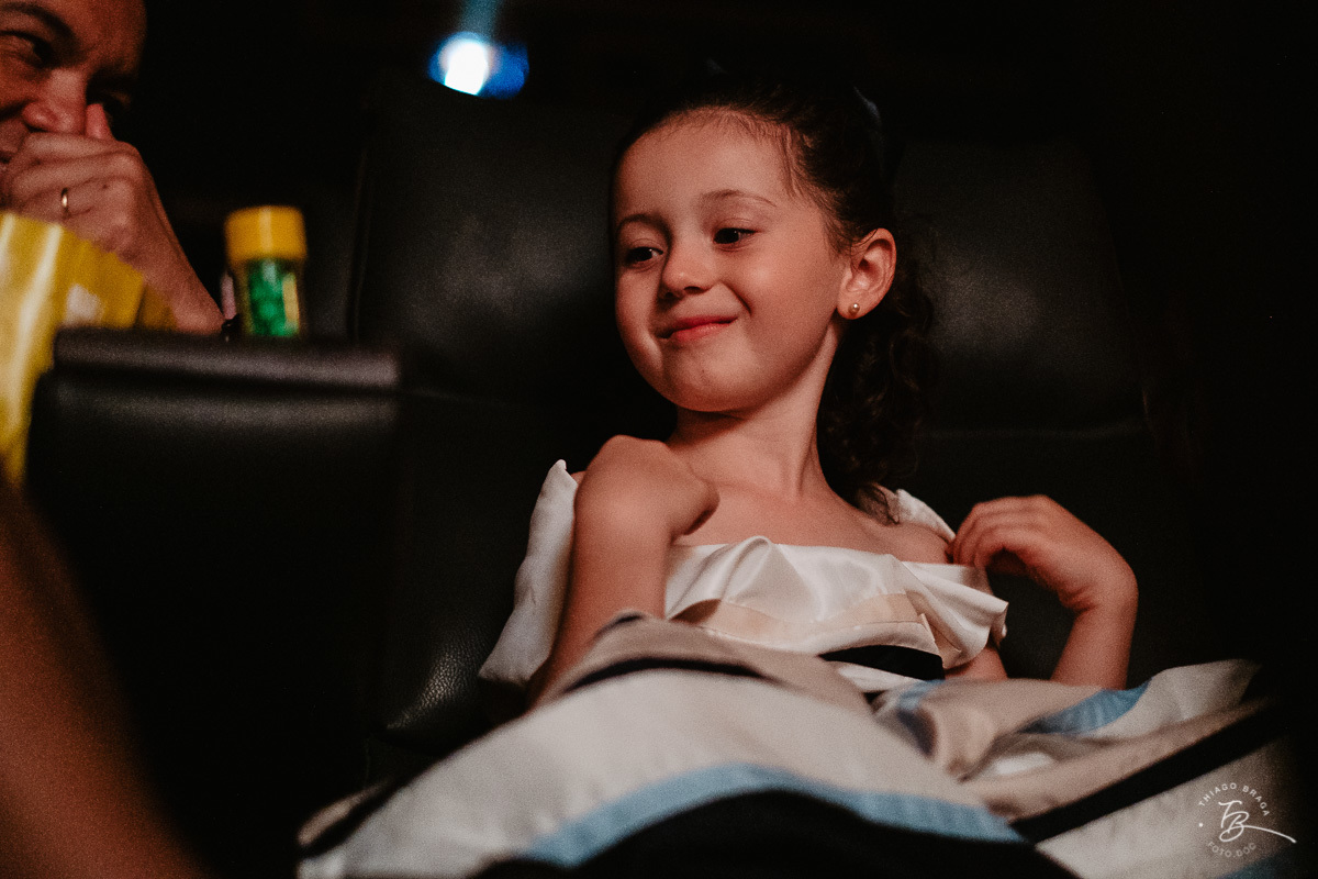 Fotografia documental de aniversario infantil. Um dia no cinema. Aniversário no cinemark no shoping iguatemi em Florianopolis. 6 anos da Luisa. Familia Basso Guiyotoku.