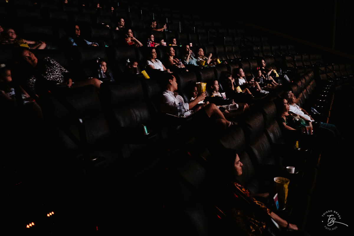 Fotografia documental de aniversario infantil. Um dia no cinema. Aniversário no cinemark no shoping iguatemi em Florianopolis. 6 anos da Luisa. Familia Basso Guiyotoku.
