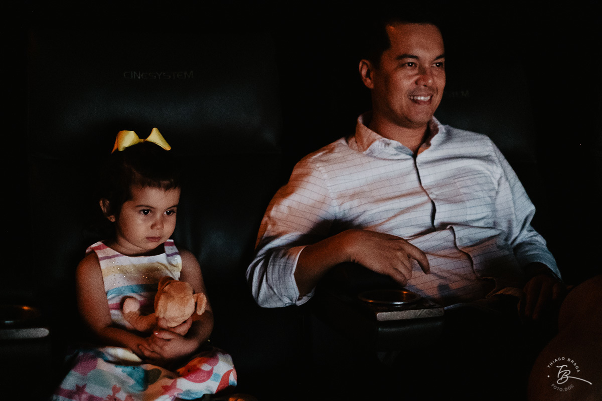 Fotografia documental de aniversario infantil. Um dia no cinema. Aniversário no cinemark no shoping iguatemi em Florianopolis. 6 anos da Luisa. Familia Basso Guiyotoku.