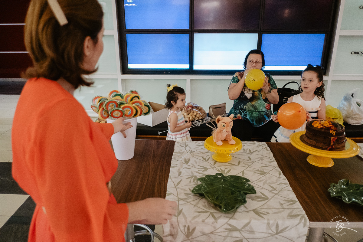 Fotografia documental de aniversario infantil. Um dia no cinema. Aniversário no cinesystemno shoping iguatemi em Florianopolis. 6 anos da Luisa. Familia Basso Guiyotoku.