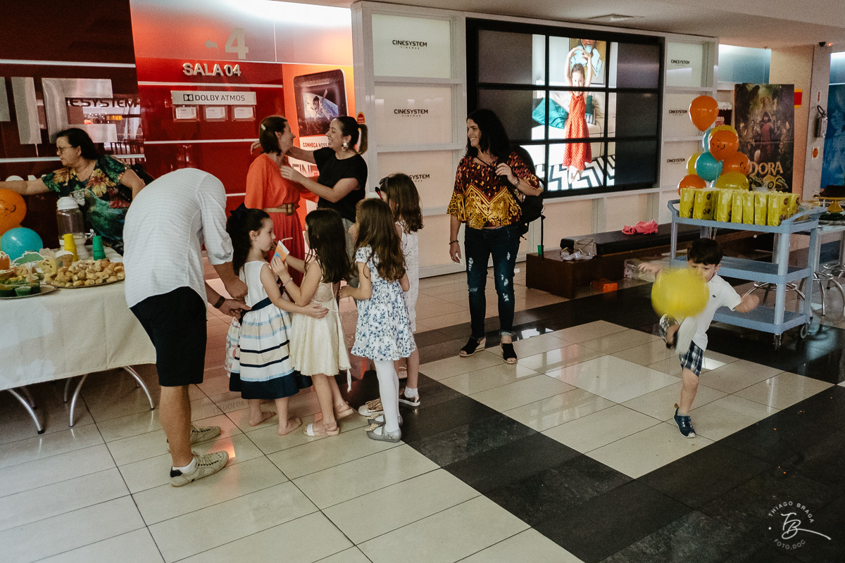Fotografia documental de aniversario infantil. Um dia no cinema. Aniversário no cinemark no shoping iguatemi em Florianopolis. 6 anos da Luisa. Familia Basso Guiyotoku.
