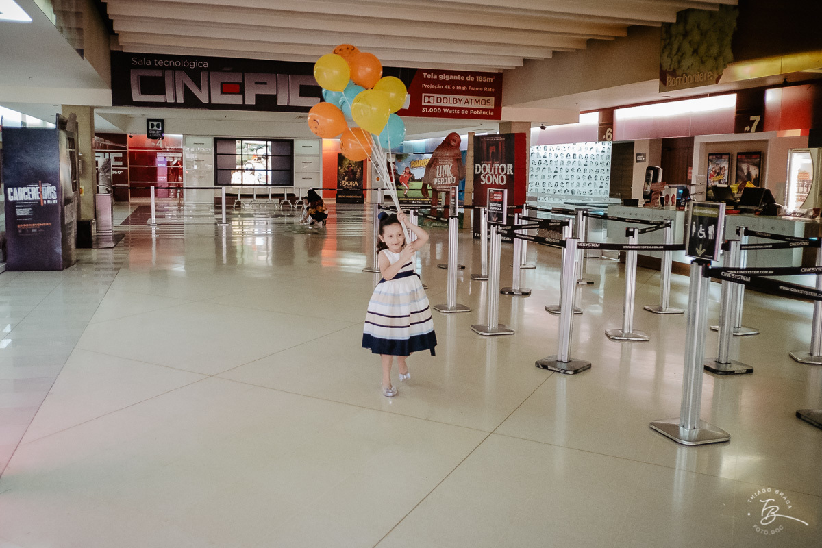 Fotografia documental de aniversario infantil. Um dia no cinema. Aniversário no cinemark no shoping iguatemi em Florianopolis. 6 anos da Luisa. Familia Basso Guiyotoku.