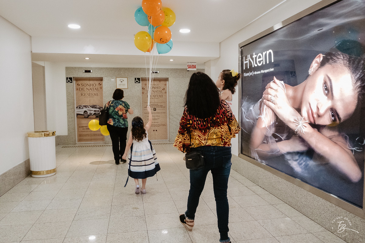 Fotografia documental de aniversario infantil. Um dia no cinema. Aniversário no cinemark no shoping iguatemi em Florianopolis. 6 anos da Luisa. Familia Basso Guiyotoku.