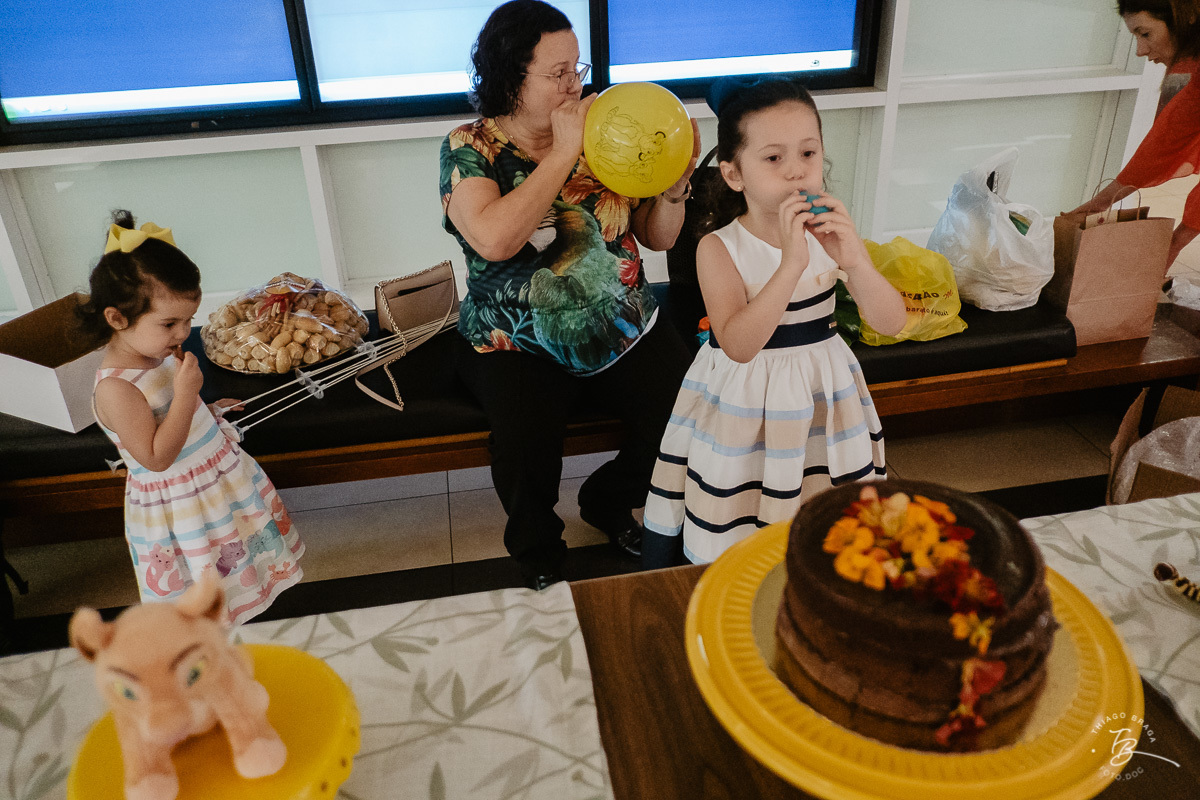 Fotografia documental de aniversario infantil. Um dia no cinema. Aniversário no cinesystem no shoping iguatemi em Florianopolis. 6 anos da Luisa. Familia Basso Guiyotoku.