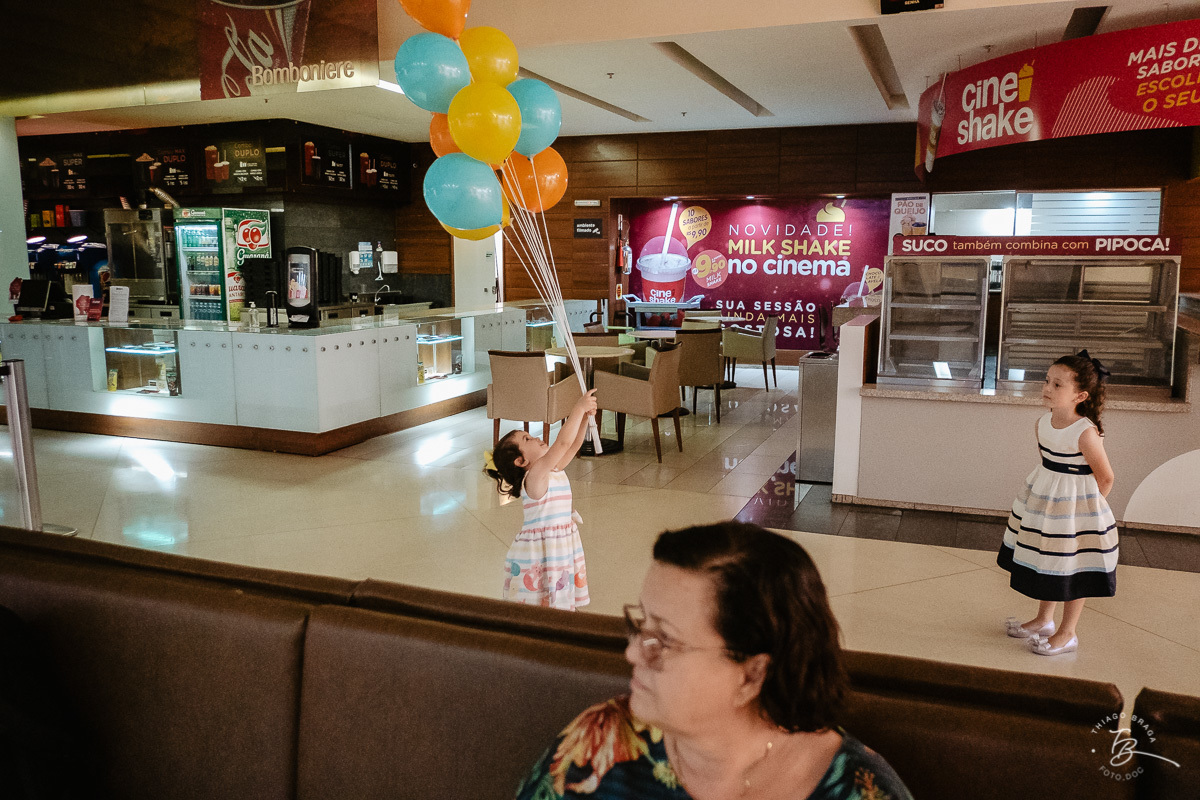Fotografia documental de aniversario infantil. Um dia no cinema. Aniversário no cinemark no shoping iguatemi em Florianopolis. 6 anos da Luisa. Familia Basso Guiyotoku.