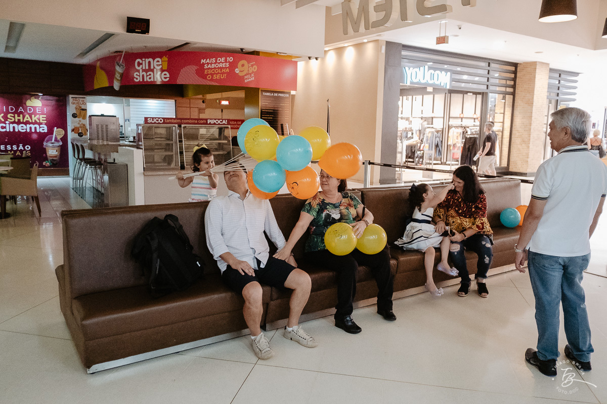 Fotografia documental de aniversario infantil. Um dia no cinema. Aniversário no cinemark no shoping iguatemi em Florianopolis. 6 anos da Luisa. Familia Basso Guiyotoku.