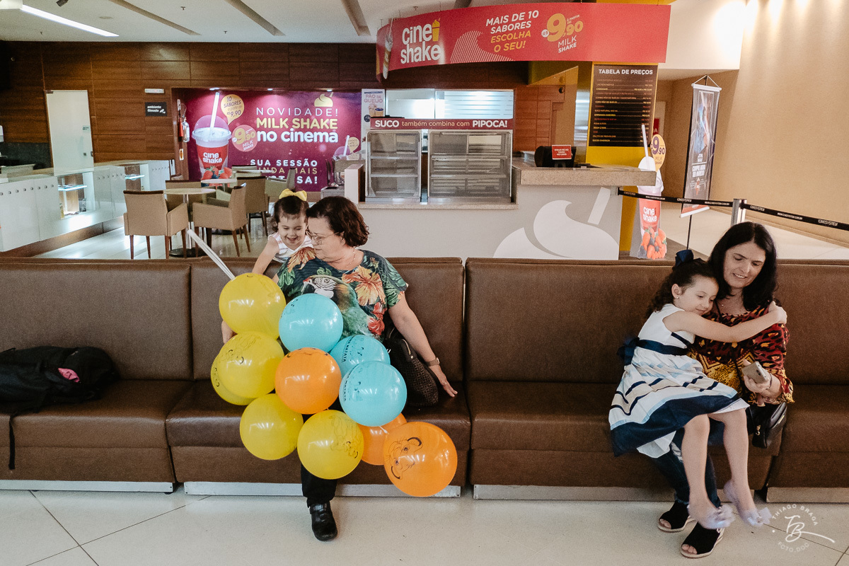 Fotografia documental de aniversario infantil. Um dia no cinema. Aniversário no cinemark no shoping iguatemi em Florianopolis. 6 anos da Luisa. Familia Basso Guiyotoku.
