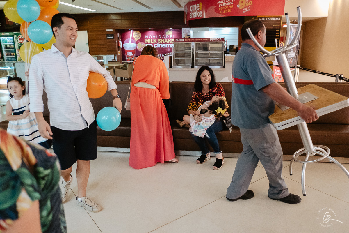 Fotografia documental de aniversario infantil. Um dia no cinema. Aniversário no cinemark no shoping iguatemi em Florianopolis. 6 anos da Luisa. Familia Basso Guiyotoku.