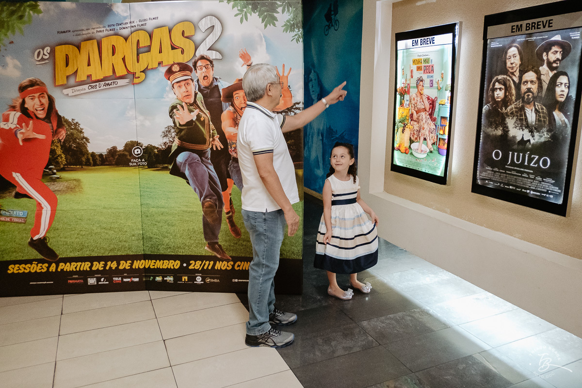 Fotografia documental de aniversario infantil. Um dia no cinema. Aniversário no cinesystem no shoping iguatemi em Florianopolis. 6 anos da Luisa. Familia Basso Guiyotoku.