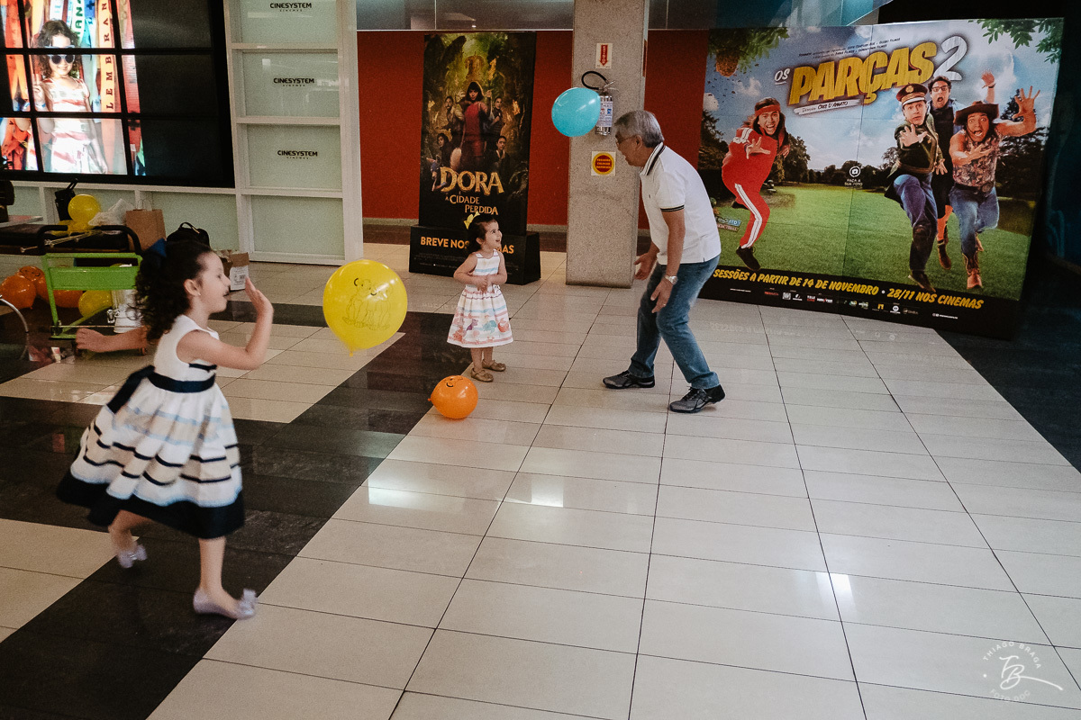 Fotografia documental de aniversario infantil. Um dia no cinema. Aniversário no cinesystem no shoping iguatemi em Florianopolis. 6 anos da Luisa. Familia Basso Guiyotoku.