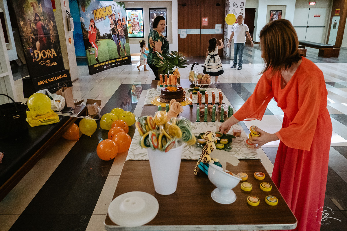Fotografia documental de aniversario infantil. Um dia no cinema. Aniversário no cinesystemno shoping iguatemi em Florianopolis. 6 anos da Luisa. Familia Basso Guiyotoku.