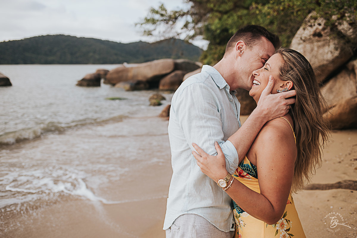 Ensaio pré casamento em com nascer do Sol em Governador Celso Ramos, Tais e guilherme
