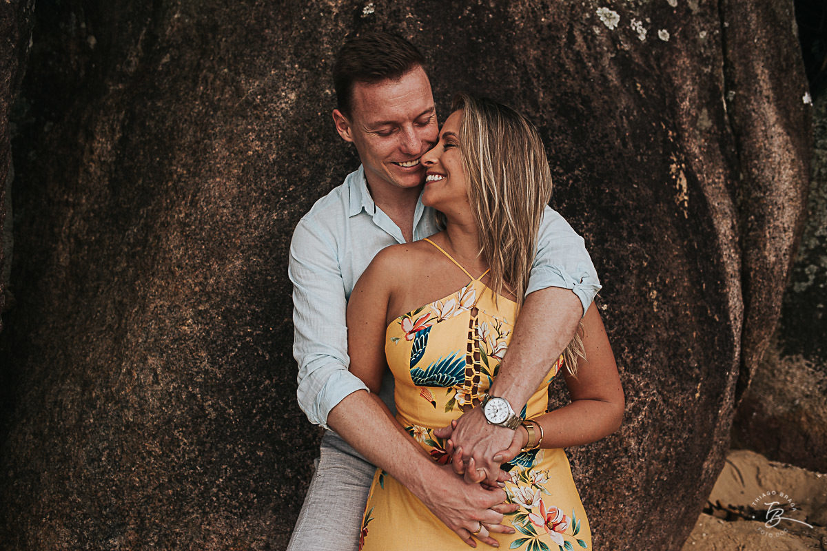 Ensaio pré casamento em com nascer do Sol em Governador Celso Ramos, Tais e guilherme