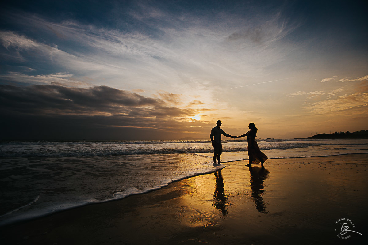 Ensaio pré casamento em com nascer do Sol em Governador Celso Ramos, Tais e guilherme. 