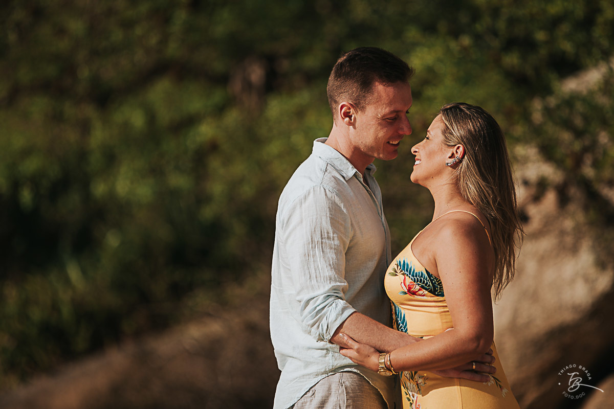 Ensaio pré casamento em com nascer do Sol em Governador Celso Ramos, Tais e guilherme