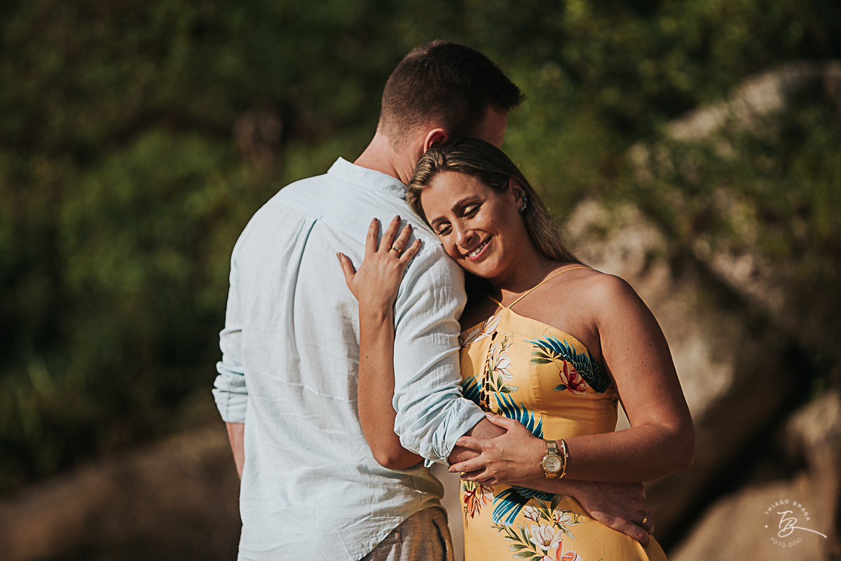 Ensaio pré casamento em com nascer do Sol em Governador Celso Ramos, Tais e guilherme