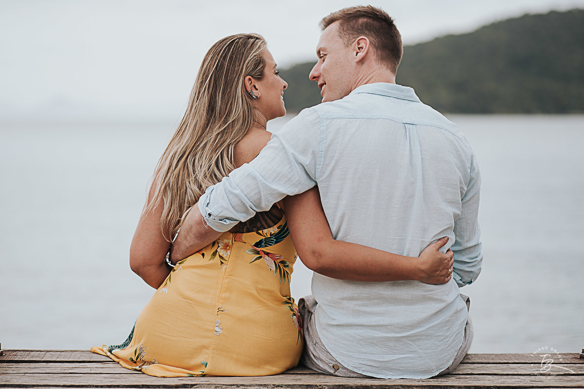 Ensaio pré casamento em com nascer do Sol em Governador Celso Ramos, Tais e guilherme