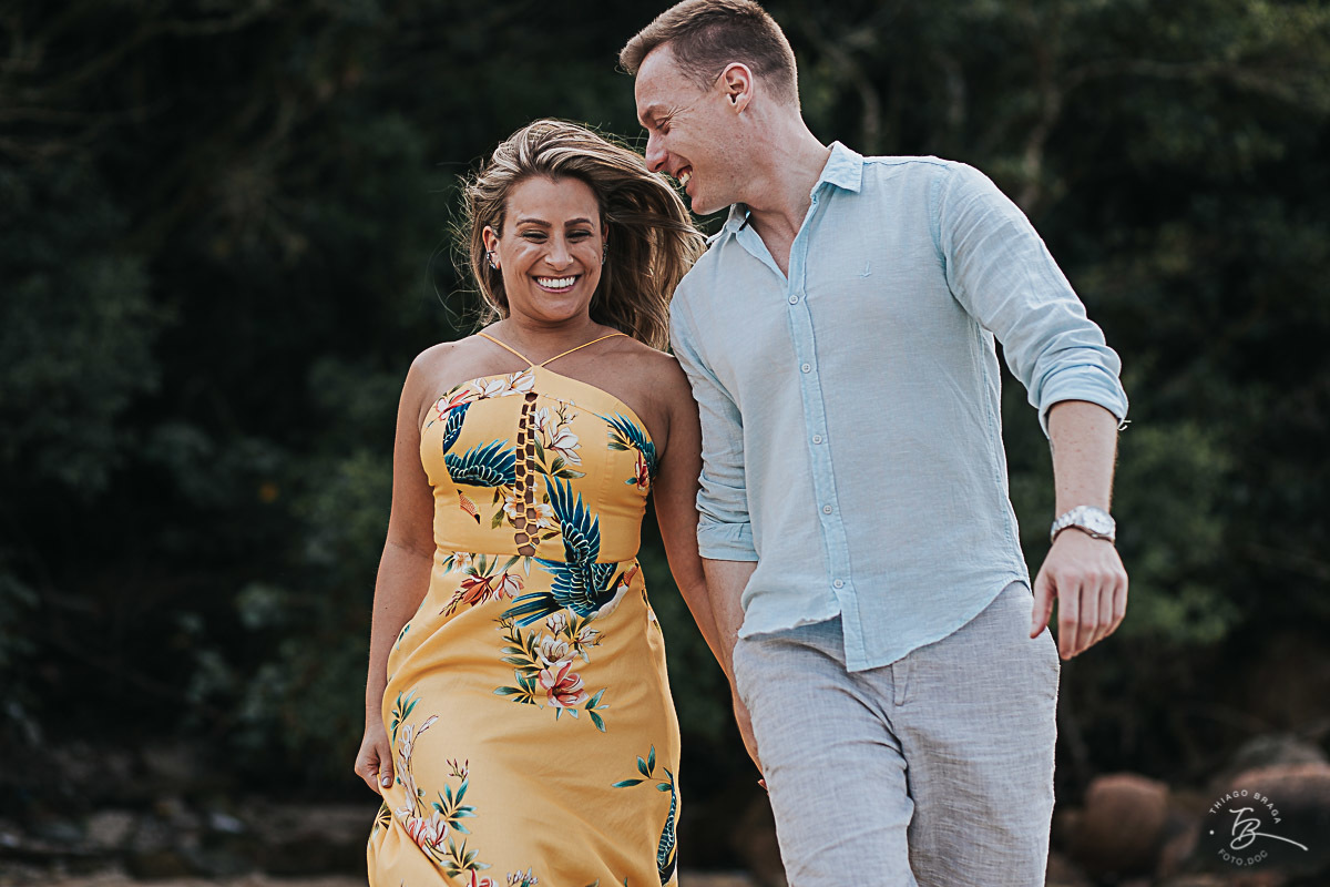 Ensaio pré casamento em com nascer do Sol em Governador Celso Ramos, Tais e guilherme