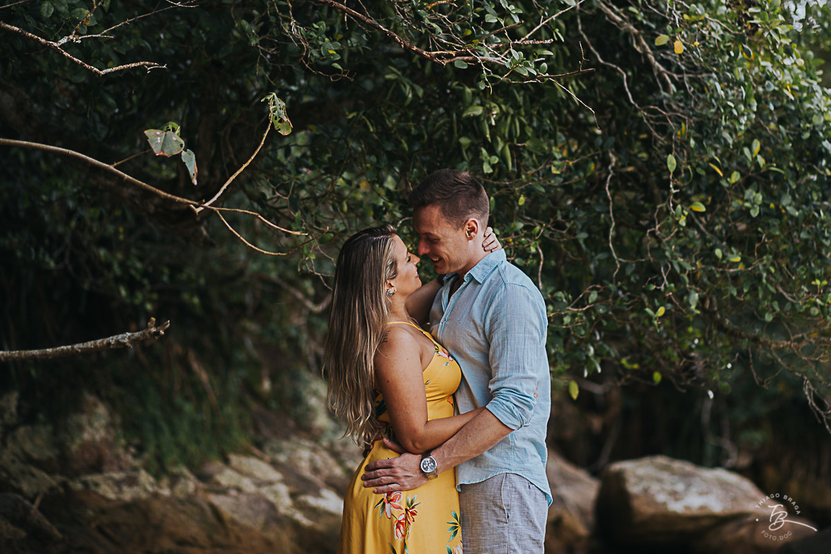 Ensaio pré casamento em com nascer do Sol em Governador Celso Ramos, Tais e guilherme