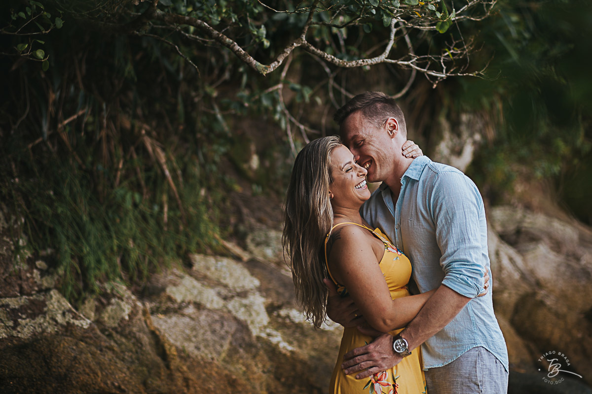 Ensaio pré casamento em com nascer do Sol em Governador Celso Ramos, Tais e guilherme