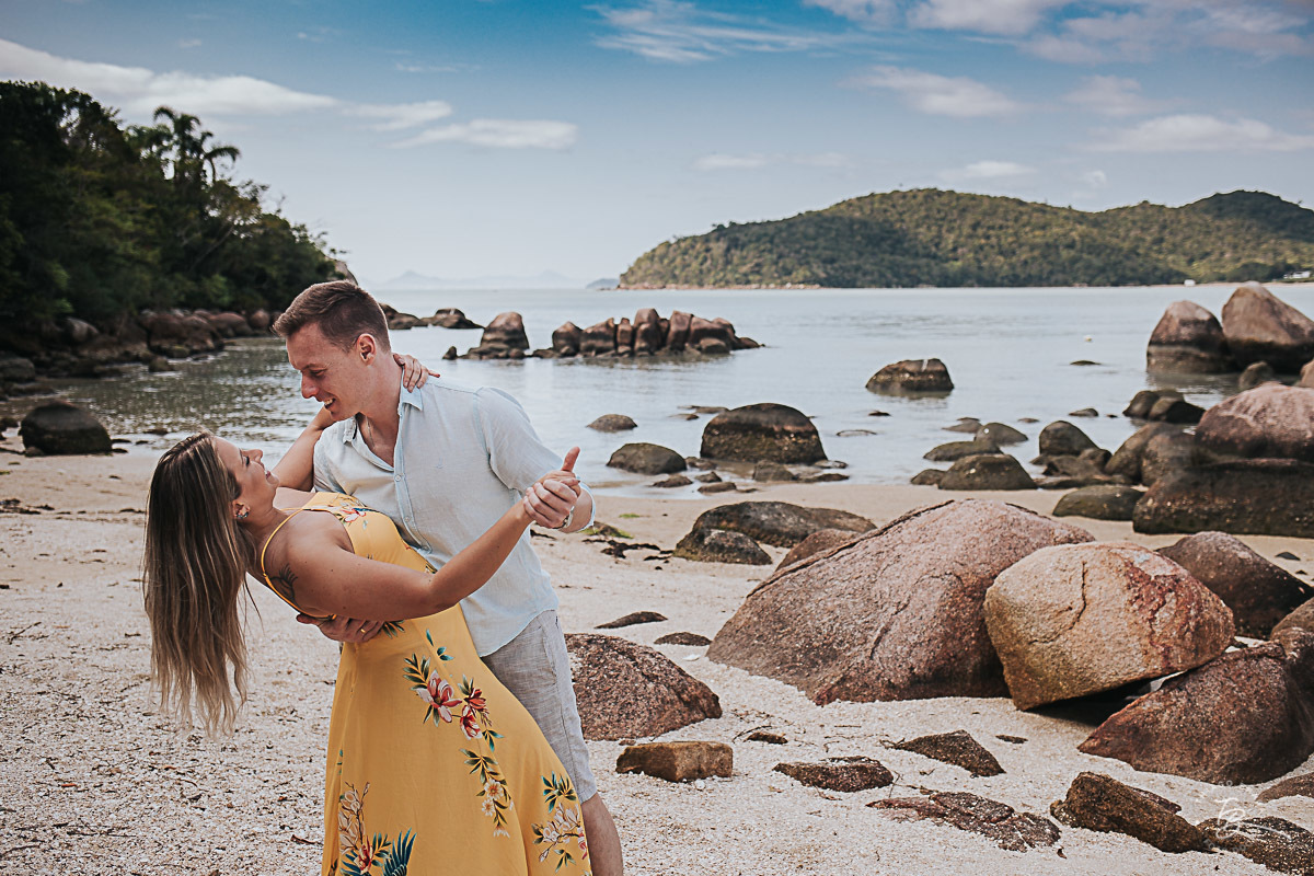 Ensaio pré casamento em com nascer do Sol em Governador Celso Ramos, Tais e guilherme
