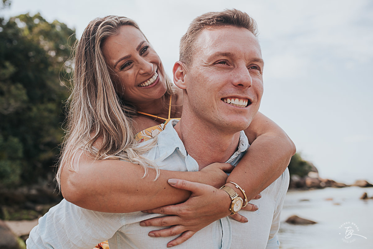 Ensaio pré casamento em com nascer do Sol em Governador Celso Ramos, Tais e guilherme