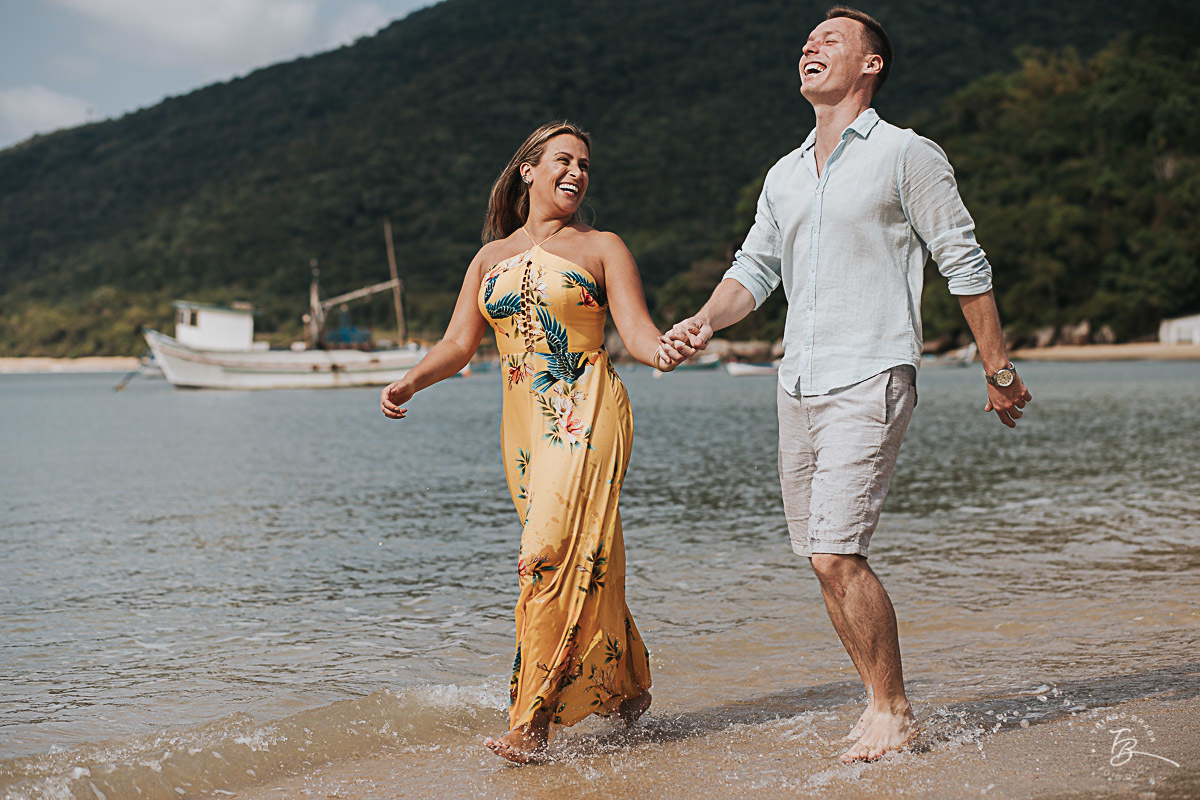 Ensaio pré casamento em com nascer do Sol em Governador Celso Ramos, Tais e guilherme