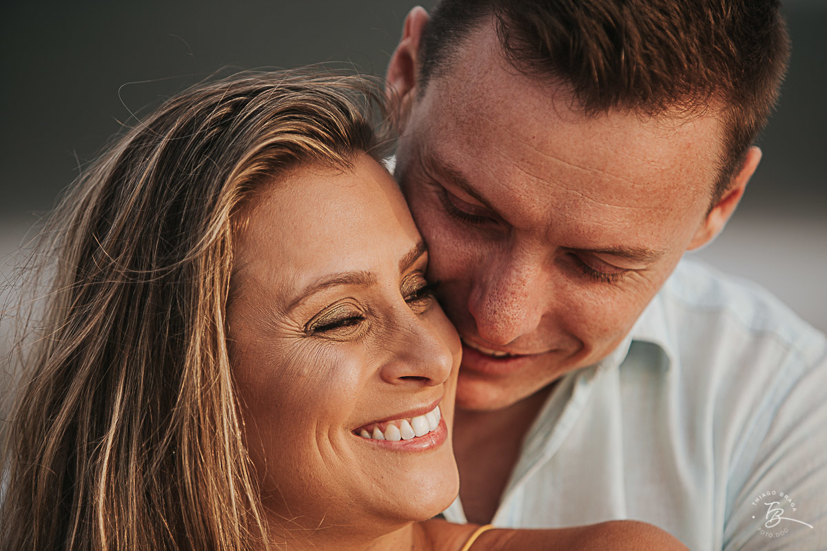 Ensaio pré casamento em com nascer do Sol em Governador Celso Ramos, Tais e guilherme.